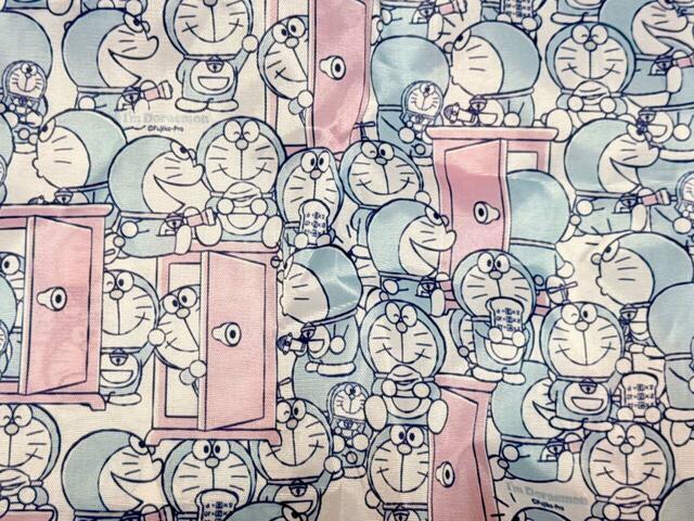 どら焼きを頬張ったり、どこでもドアから登場したり、暗記パンやスモールライトを持っていたりと、表情豊かなドラえもんがずらり！