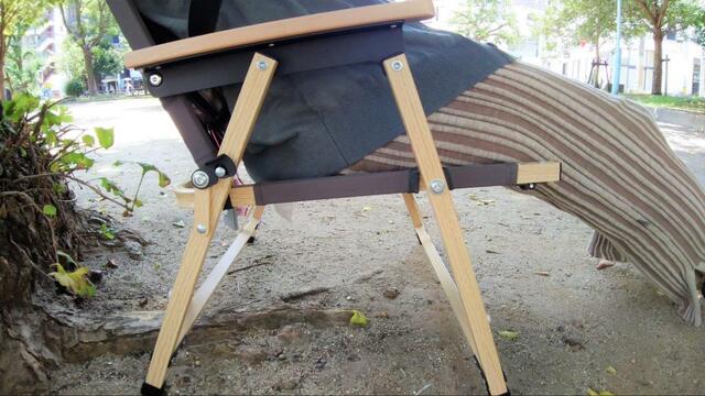 【ワークマン 燃え広がりにくいキャンピングチェア】でこぼこ地面でも安定感問題なし