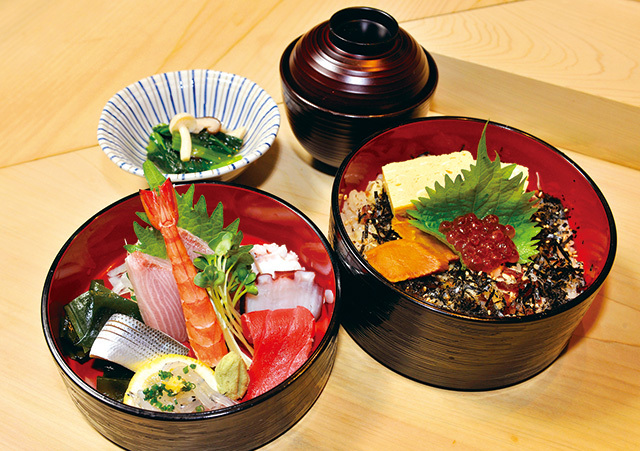 湖山（学芸大学） 特製ちらし（昼のメニュー） 2000円（税別） 旬の魚介が10種類近く入った、なんとも贅沢なちらし。