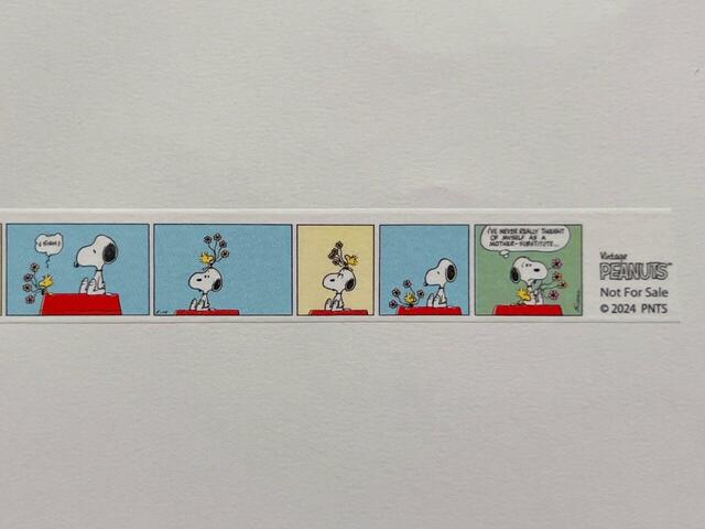 スヌーピーにお花をあげるウッドストック。「母親がわりだと思ったことは一度もない…」と呟くスヌーピーにクスッとしてしまいます♪