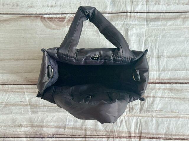 内側はポケットなどはないシンプルな作り