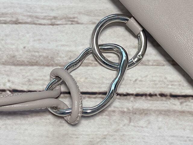 雲のようなフォルムの金具がおしゃれ♪