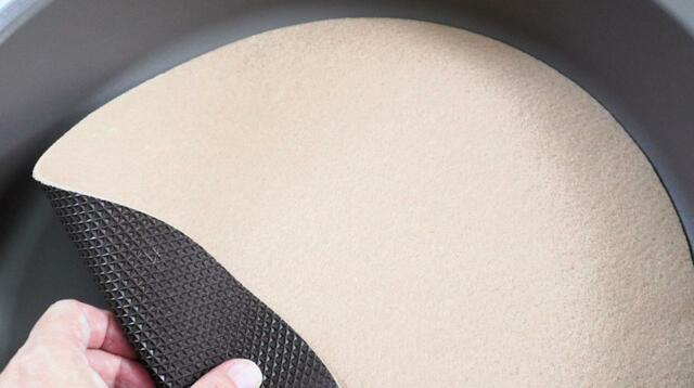 【NYANTA CLUB 遠赤外線ホッとヒーター 猫鍋】電源を入れたらマットを敷いておくだけ