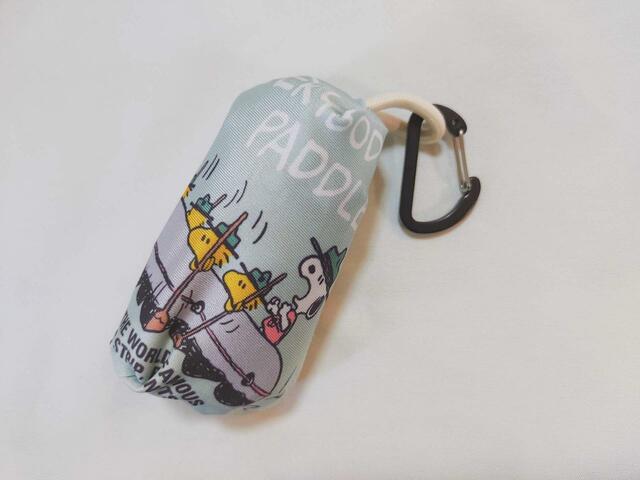 コンパクトな状態で販売されている【デコホーム商品】コンパクトエコバッグ（GR スヌーピー BS02）価格：2,190円