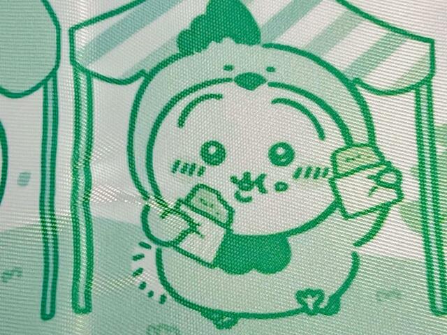 【ファミリーマート×ちいかわエコバッグ】いつも変わらないやんちゃぶりがたまらないうさぎ！ファミチキを両手に持ったニワトリの着ぐるみ姿でポーズ♡