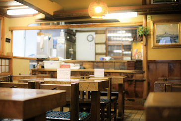 納言志るこ店／歴史を感じさせる純和風の店内。