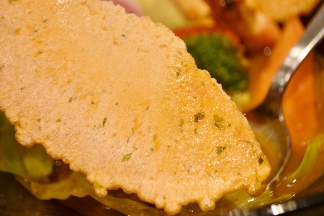 サクサクのエビせんで食感も楽しむ