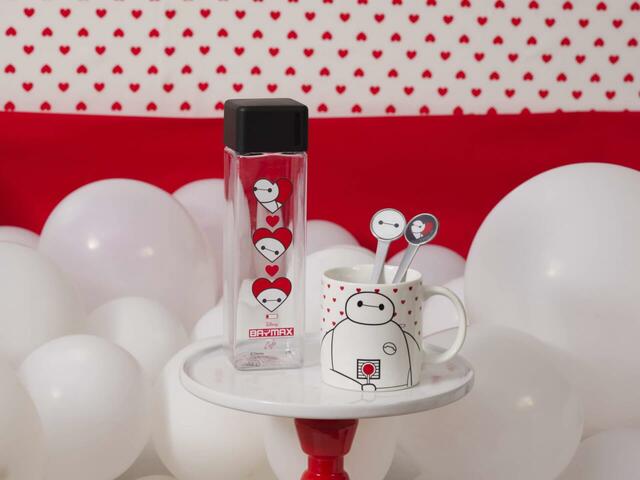 「マグカップ/スクエアボトル」＜価格：税込2,200円/税込1,650円＞【日本公開10周年「ベイマックス OH MY CAFE」オープン！心もカラダも癒されるメニューやグッズがいっぱい♪】