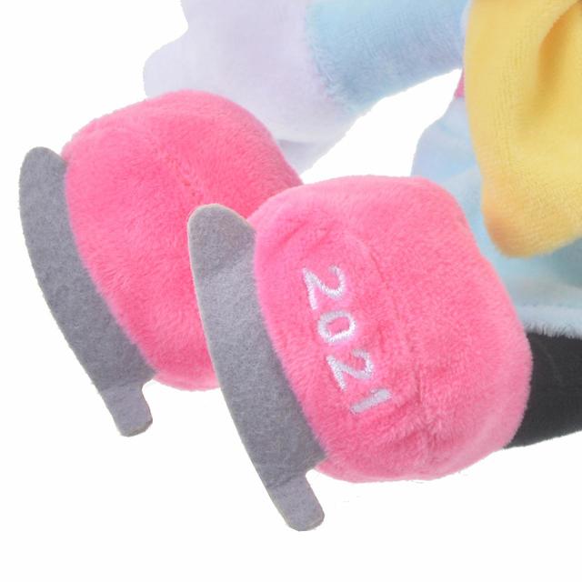 左の靴には「2021」のロゴ刺しゅう