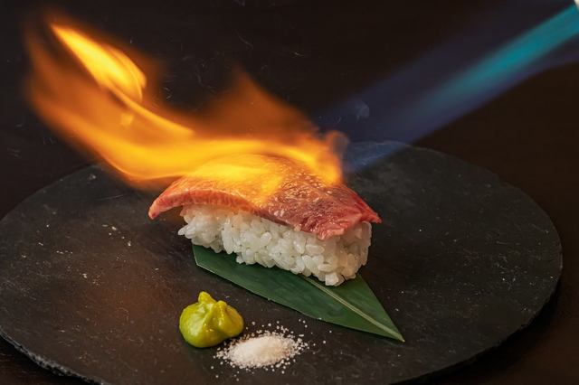 炙り肉寿司 一貫 290円