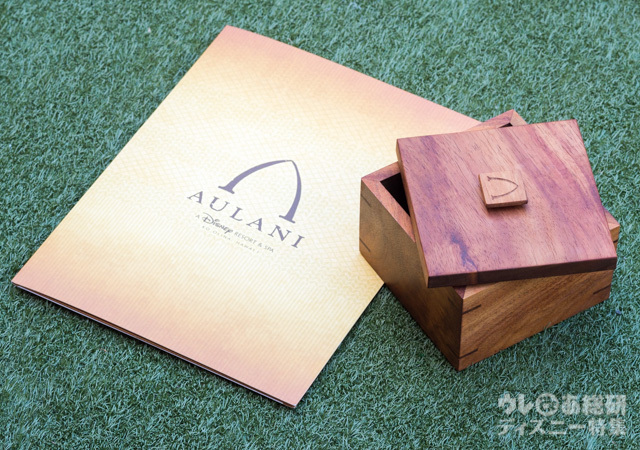 結婚証明書と記念品はアウラニのロゴマーク入りです