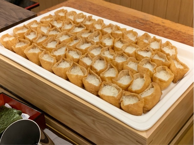 お稲荷さんのご飯の上にお好みの具材を詰めて味わえる