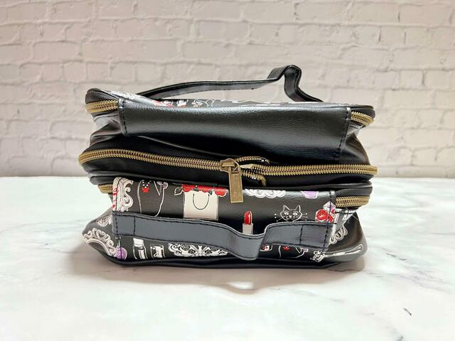 【ANNA SUI COLLECTION BOOK 2つに分かれるバニティポーチ】袋に入っていた癖がついていますね