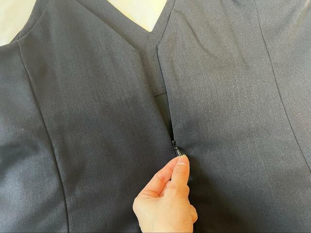 【GU フレアキャミソールワンピース】ファスナーは背中の真ん中あたりまで