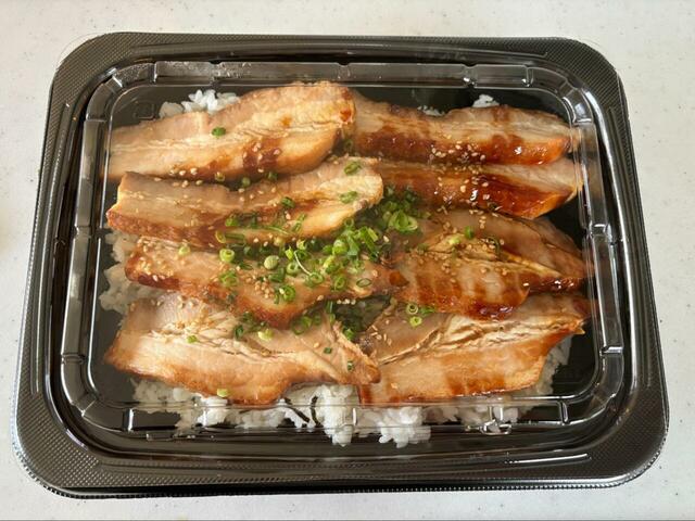 【ロピア やわらか焼豚めし】視界に広がる肉の絨毯に圧倒！