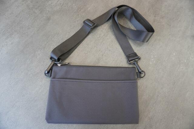 ショルダーストラップをつけてサコッシュになる