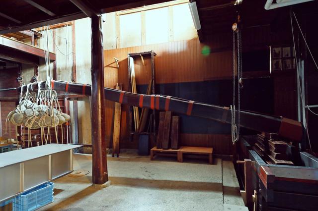 白糸酒造のみに残る全国的にも珍しい製法＝ハネ木搾りは蔵の象徴でもある。撮影／鈴木規仁