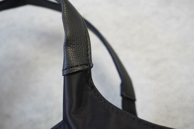 【軽量版！365日使えるエブリデイバッグBOOK by地曳いく子】持ち手にも合皮の生地が使われている