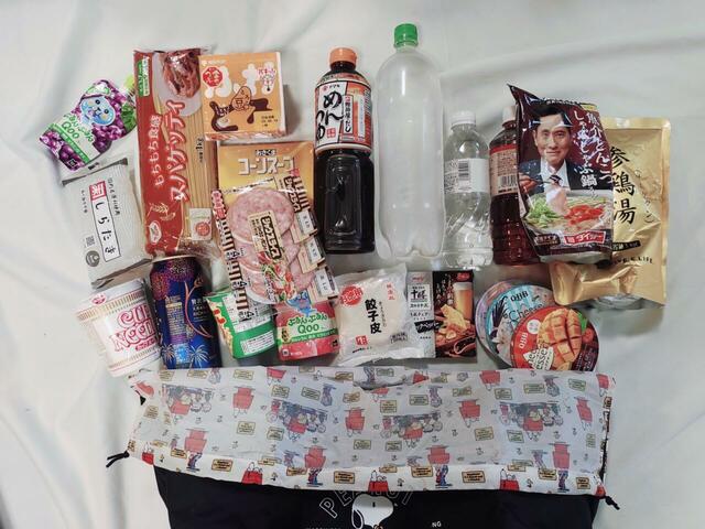 ペットボトル、めんつゆ、鍋の素などたくさんの食品が入った