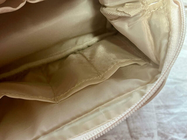 内側には合計5つのポケット付き。フロント側には横幅を4等分したサイズのポケットが2つと