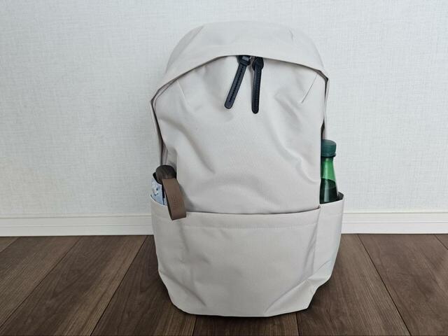 【KEYUCA N撥水 ライトシェル リュック】外側の両サイドにもポケットが。折り畳み傘や500mlペットボトルが入りました！