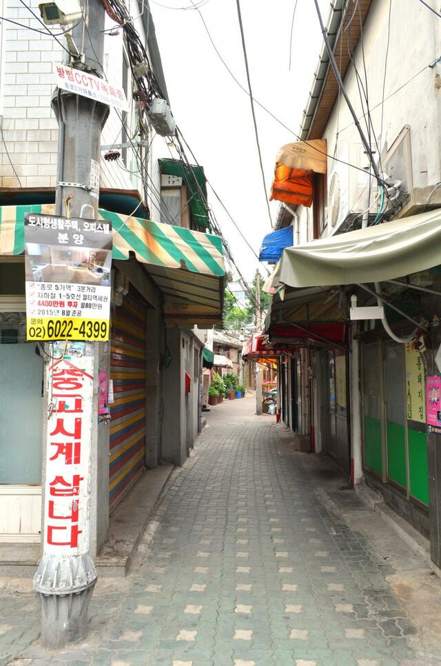 日韓合作映画『カフェ・ソウル』（２００９年、武正晴監督）の冒頭、斎藤工扮するフードライターが駆け抜けた益善洞の路地（２０１４年撮影）。今、この一画にはおしゃれな焼肉店が軒を連ねていて、こんな枯れた風景は見られない