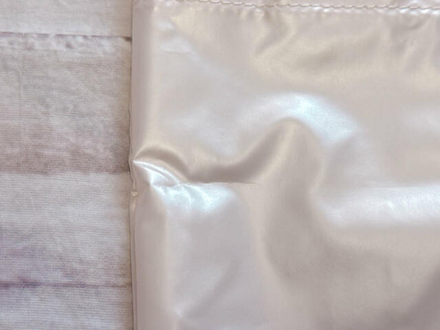 カラー名はキナリですが、ピンクがかった光沢感のあるカラーです