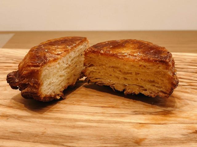 生地を何層にも織り込んだ「クイニャマン」／セテュヌ ボンニデー