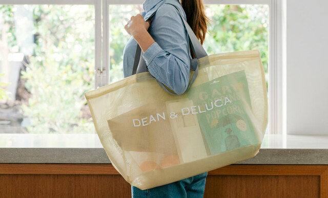 BIGサイズはキャンプやピクニックなどのアウトドアや、旅のバッグにも【DEAN & DELUCA「メッシュトートバッグ」】