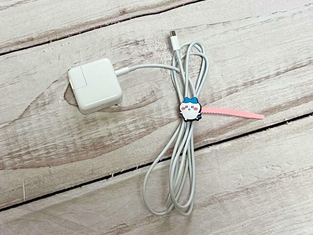 ごちゃごちゃしやすいPCのケーブルもスッキリ♪