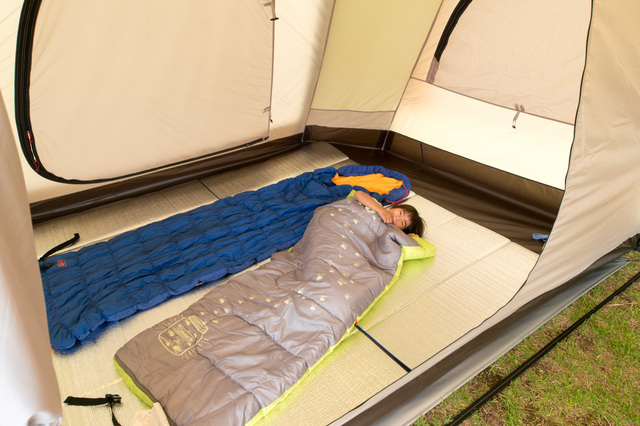 2ルームシェルターのインナーテント内 ※銀マットはレンタル可。シュラフは筆者私物