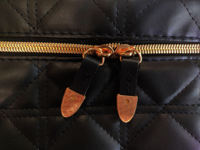 金具はゴールドで、ファスナー式なので開閉もスムーズ