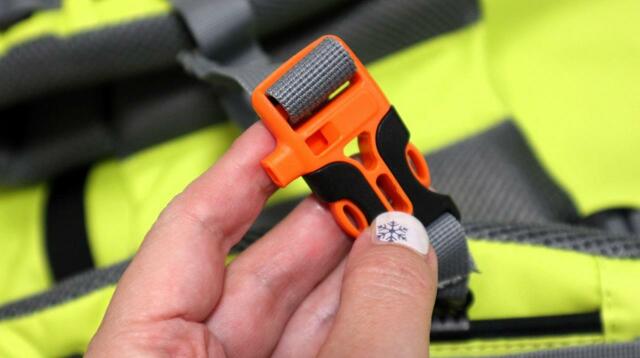 【ワークマン イナレムギア シェルパック80】もしもの時に便利、バックル一体型ホイッスル 