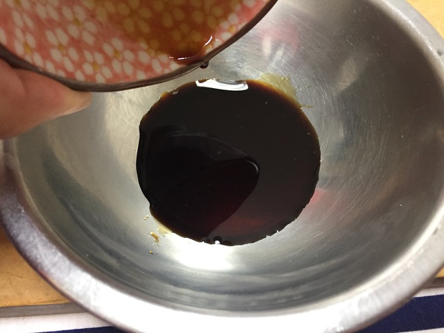 ボウルに醤油を加えます。