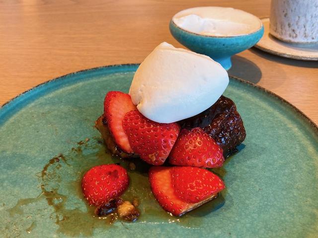 最後はホイップクリームで味変させる。フレンチトーストが三度愉しめる