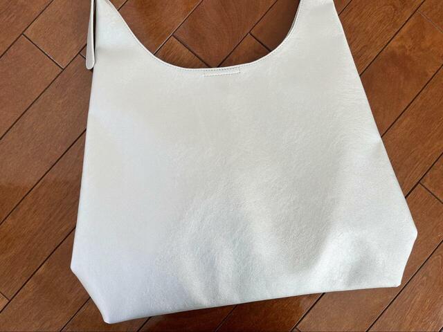 【LOWRYS FARM ヤワラカルイ2WAYショルダーBAG】カラーはアイボリー、ブラック、グレー、ブラウンの4展開