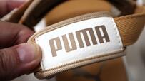 【PUMA ソフトライド VOLA サンダル】2025年春夏モデルはブラックとベージュの2色。ベージュのバックストラップのブランドロゴは落ち着いたトーンのラメゴールドで高見えします◎