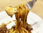 濃厚なソースにモッツァレラが風味豊かなコクを与えます