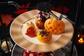 「ハロウィンアフタヌーンティーセット(中段)」<期間:2024年9月1日〜10月31日>【秋色スイーツ&セイヴォリーでハロウィン気分を満喫♪ティーブッフェも楽しめる「ハロウィンアフタヌーンティーセット」】
