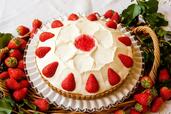 「イチゴと練乳クリームのティラミス」piece ¥864/ whole(21cm) ¥10,368【キル フェ ボン「2024 VERY STRAWBERRY」】
