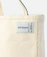 【L.L.Bean×Saturdays NYC】「Boat & Tote Large(ボート・アンド・トート ラージ)」(17,600円)/オリジナルのコラボレーションタグ