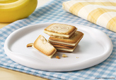 ちいかわクッキーサンド バナナミルク味 12枚入 1,850円(本体価格 1,713円)、18枚入 2,700円(本体価格 2,500円)