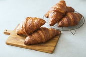 店内で焼き上げる「発酵バタークロワッサン」　PRIME FIVE TULLY'S COFFEE 新宿サザンテラス店　イメージ