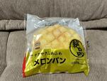 【ローソン サクサクふわふわメロンパン】上に砂糖がまぶしてあります