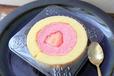 【ローソン×ICHIBIKO いちごロールケーキ】クリームのピンク色が映えます