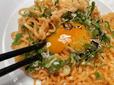 【ブルダック炒め麺（袋）】卵黄のトロっと感がたまらない…！