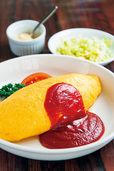 レストラン あけぼの＊オムライス（ミニコールスロー付）—990円……中は豚肉入りのケチャップライス。ソースはケチャップ、デミグラス、激辛カレーの3種から選べる。
