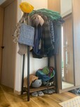 【Seria しっかりベルトフック】使用前：家族それぞれのバッグや帽子が無造作にかけられた玄関ラック。とても使いにくい状態でした…