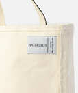 【L.L.Bean×Saturdays NYC】「Boat & Tote Large(ボート・アンド・トート ラージ)」(17,600円)/オリジナルのコラボレーションタグ