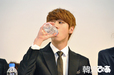 水をゴクゴク飲むジュン(U-KISS) / 『ON AIR～夜間飛行～』記者会見